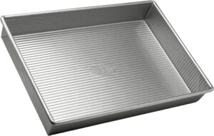 A gray aluminum rectangular baking pan